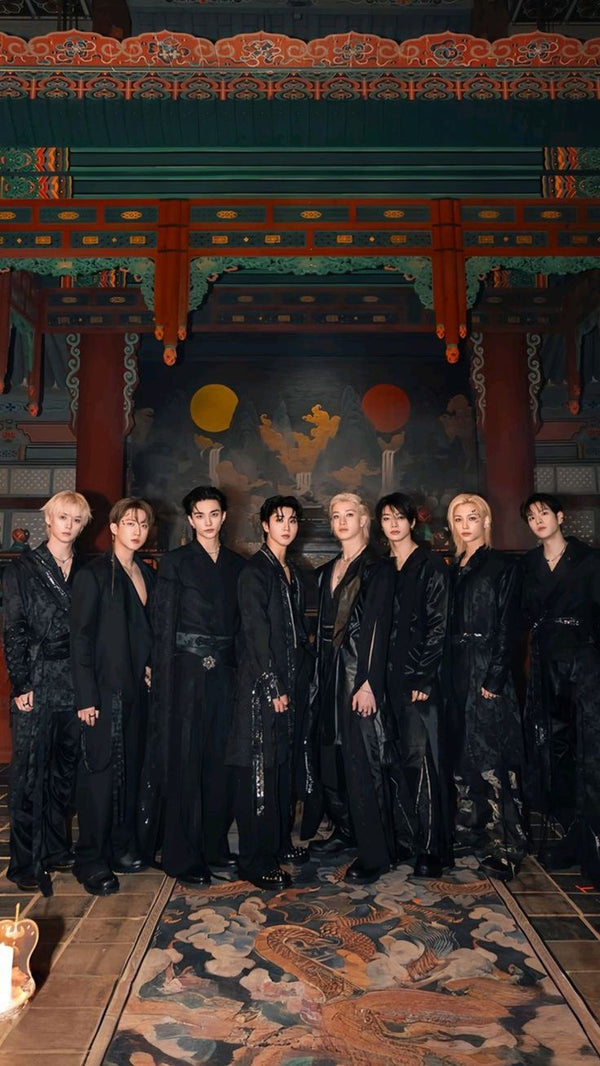 STRAY KIDS